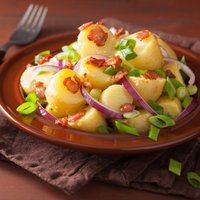 Kartupeļu salāti ar bekonu, sīpoliem un lociņiem