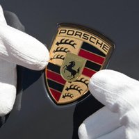'Porsche' katram savam darbiniekam izmaksās 8911 eiro prēmiju