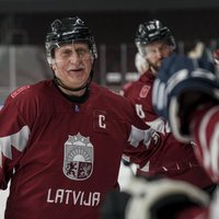 Foto: Latvijas hokeja leģenda Balderis spīd draudzības spēlē ar Saeimas komandu