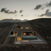 Foto: Neparastā māja klintī, kas uzbūvēta uz salas Grieķijā