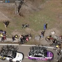 Pēc šaušalīgā kritiena Spānijā titulētajam riteņbraucējam Vingegordam bojātas plaušas