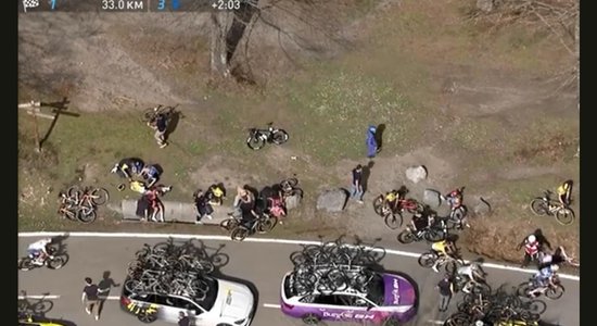 Pēc šaušalīgā kritiena Spānijā titulētajam riteņbraucējam Vingegordam bojātas plaušas