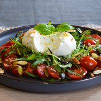 Salāti ar rukolu, ķirštomātiem un burrata sieru