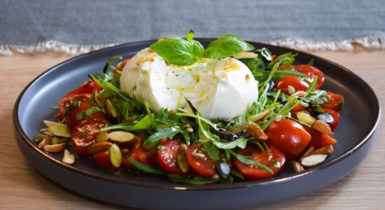 Salāti ar rukolu, ķirštomātiem un burrata sieru