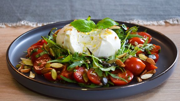 burrata siers svaigie salāti rukola