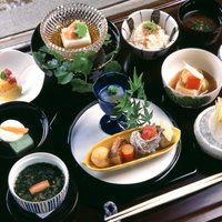 10 izsmalcinātās japāņu virtuves ēdieni, kas jāpamēģina kaut reizi