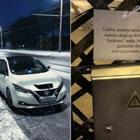 Rīgā elektromobili lādē, nelikumīgi uz "Rīgas satiksmes" staba pieliekot sadales kasti