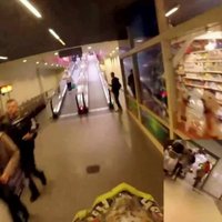 Video: Poļu jaunietis ar motociklu izbrauc caur lielveikalu