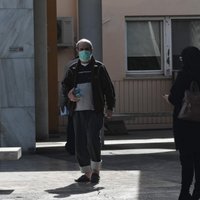 Grieķija aizliedz ārpus telpām pulcēties vienkopus vairāk par deviņiem cilvēkiem