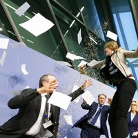 Девушка запрыгнула на стол главы ЕЦБ во время пресс-конференции