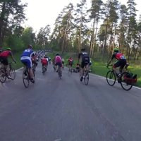 Video: Agresīvs riteņbraucējs Biķernieku trasē iesper biedram pa galvu