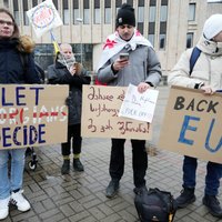 Foto: Cilvēki piketā pie Kongresu nama pauž atbalstu Gruzijai cīņā par demokrātiju