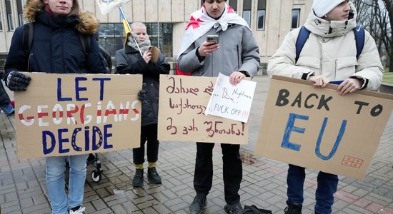 ФОТО. В центре Риги провели пикет в поддержку демократии в Грузии