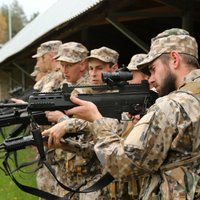 Foto: Rezerves karavīri Latgalē atjauno savas kaujas iemaņas