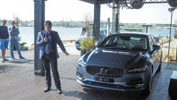 'Volvo S90'