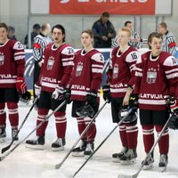 Latvijas junioru hokeja izlase PČ mačā atspēlē divu vārtu deficītu un pieveic Kazahstānu