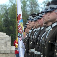 Foto: Piemiņas pasākums Brāļu kapos pulcē vairākus simtus cilvēku