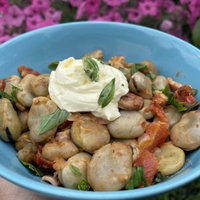 Siltie cūku pupu salāti ar bekonu