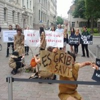 Фоторепортаж: у Сейма протестуют против легализации охоты из лука
