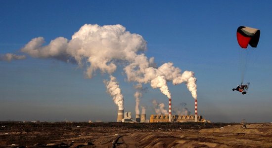 COP27 konferencē saglabājas domstarpības par atteikšanos no fosilajiem kurināmajiem