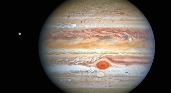 Astronomi atšķetina mīklu, kāpēc Jupiteram nav tik krāšņu gredzenu kā Saturnam