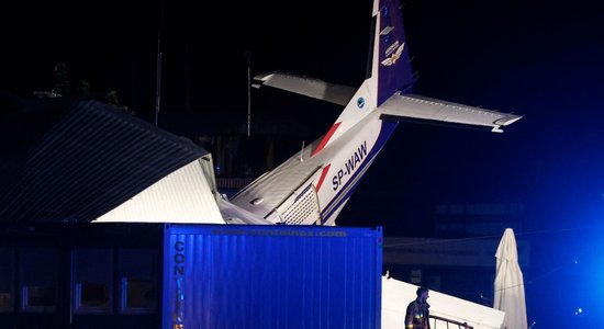 Polijā lidmašīna ietriekusies lidlauka angārā; pieci cilvēki gājuši bojā