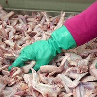 Ķīnā konfiscē 800 tonnas kontrabandas gaļas; daļa kravas 40 gadus veca