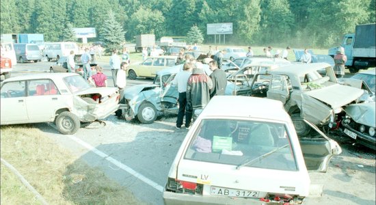 ФОТО: столкновение 29 автомобилей на Юрмальском шоссе в 1996 году