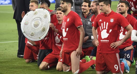 Minhenes 'Bayern' piekto gadu pēc kārtas triumfē Vācijas čempionātā