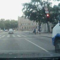 Video: 'Rīgas satiksmes' mikroautobuss aizbrauc pie sarkanās gaismas