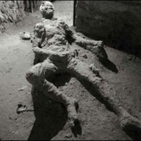 ФЕЙК: В Сеть попало фото мужчины, "онанирующего во время извержения в Помпеи"