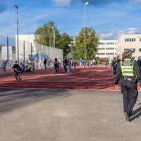 Rīgā vīrietis skurbulī iezogas skolas sporta stadionā un māca vingrot