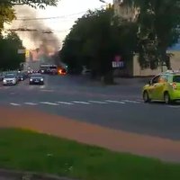 Video: Pērnavas ielā Rīgā ar atklātu liesmu deg auto