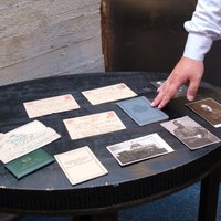 Portāls 'Delfi' uzdāvina Latvijas Kara muzejam unikālus dokumentus