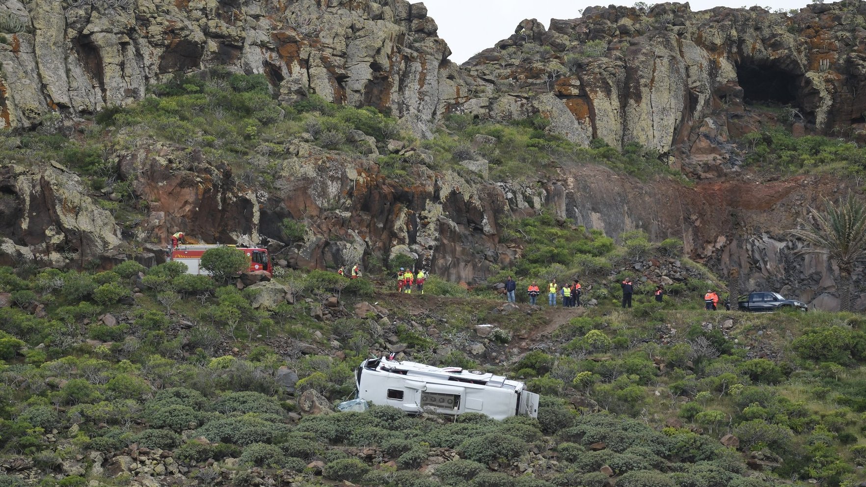 Kanāriju salās autobuss ar britu tūristiem nobrauc no ceļa un iekrīt gravā