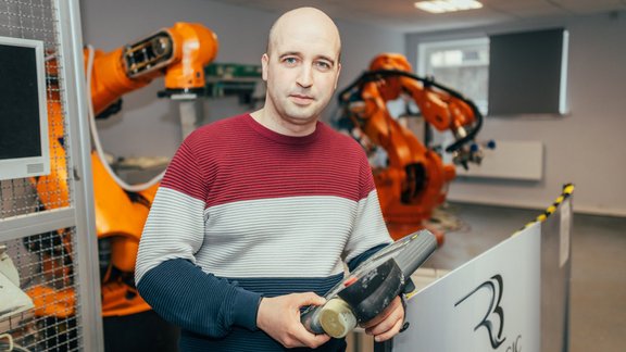 Darbs ar robotiem ir ļoti radošs un pavērš plašas karjeras iespējas gan Latvijā, gan ārzemēs, norāda TSI robotikas studiju programmas lektors Vasilijs Gredasovs.