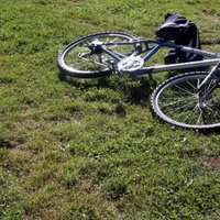 Burtnieku novadā iereibis velosipēdists mūk no policijas