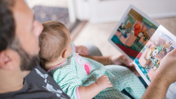 Bērna radīšana sitīs robu maciņā? Viss par atbalstu vecākiem – cik pienākas un kā saņemt