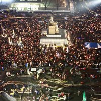 Dienvidkorejieši turpina pieprasīt prezidentes atkāpšanos