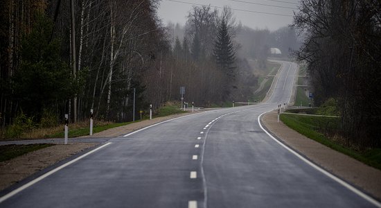 Vietējie asfaltu te gaidīja 45 gadus: Kandava–Saldus grantētais ceļš pārbūvēts par asfaltbetona