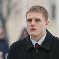 Policija vēlas sodīt deputātu Dombravu par braukšanu bez OCTA