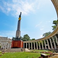 'Vajadzēja to vellu uzspridzināt' – kā latvieši Vīnes centrā dedzināja padomju memoriālu