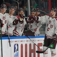 Latvijas hokejisti olimpisko kvalifikāciju sāk ar graujošu uzvaru pār Itāliju