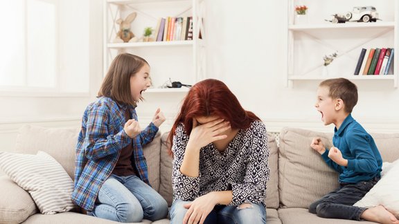 stress bērni ģimene strīds meitene zēns puika