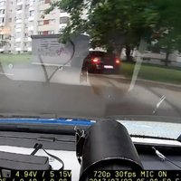 Video: Igaunijā piedzēries autovadītājs, bēgot no policijas, ietriecas ēkas sienā