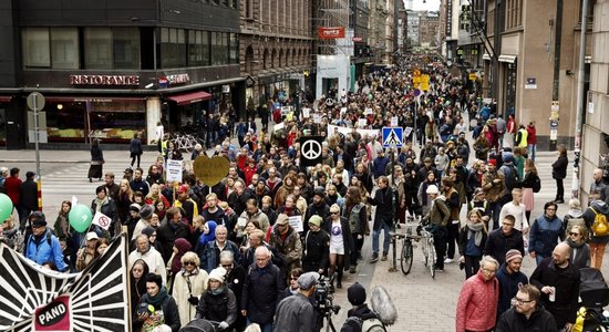 Somijas pilsētās desmitiem tūkstoši cilvēku protestē pret rasismu