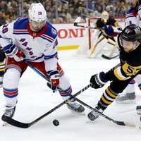 'Penguins' neveiksmīga galotne; 'Rangers' panāk izšķirošo spēli