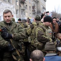 Захарченко предложил сдаваться окруженным в Дебальцево украинским военным