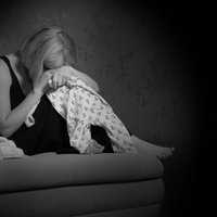 Dzemdību nodaļās atšķirīga pieeja, cik daudz uzmanības veltīt pēcdzemdību depresijas risku atpazīšanai