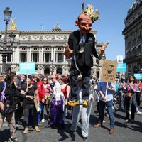 Foto: Parīzē tūkstošiem cilvēku protestē pret Makrona reformām